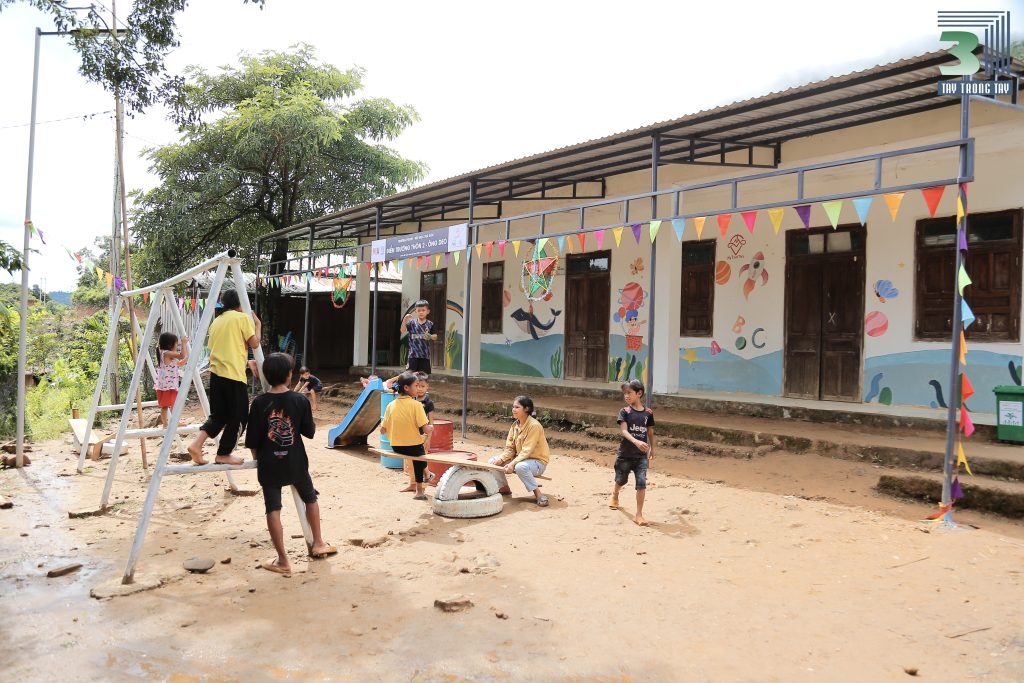 Trường tiểu học sau khi được sơn vẽ, tu bổ và xây dựng sân chơi